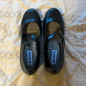 Never worn shoes. Perfect for work or everyday use!